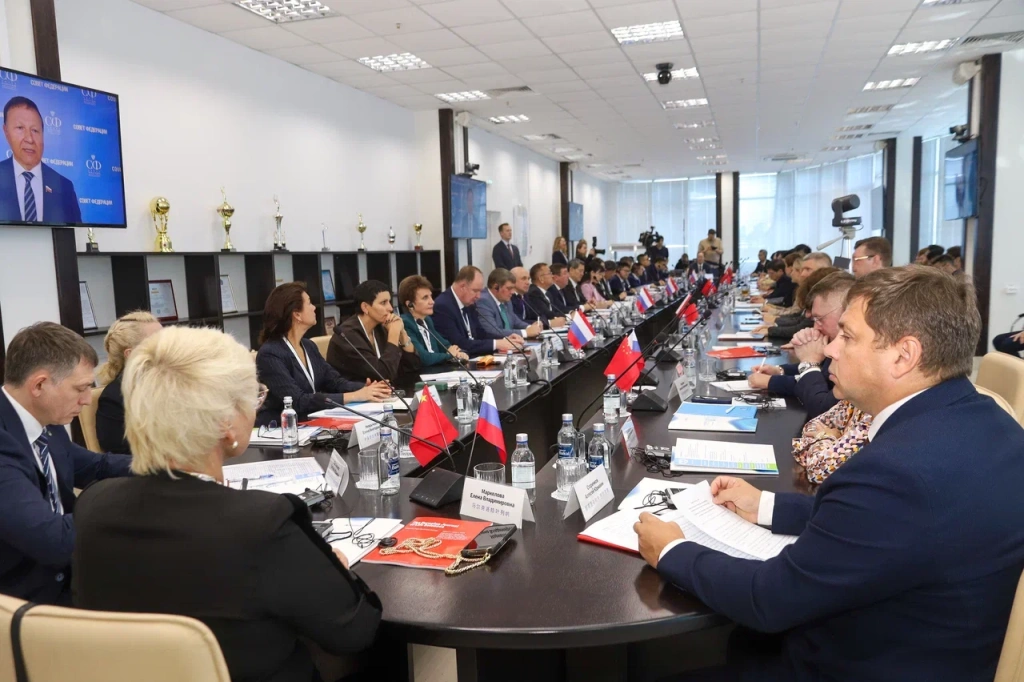 «Наша задача — совершить технологический прорыв». Медуниверситеты Китая и России обсудили совместные исследовательские проекты